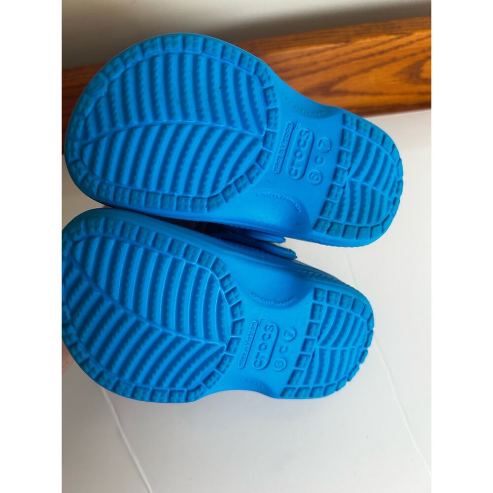 Crocs Toddler Size 6/7 Blue with black fleece lining - Picture 6 of 10